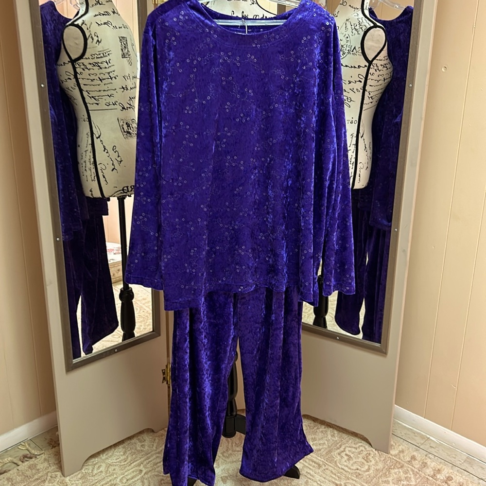 she wore violet velvet Anthony Richards lounging set.plus size 2-pc. NWOT
